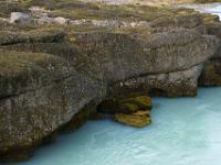 Türkise Hvitá und bemooste Felsinsel in der Bruarhlöð Schlucht